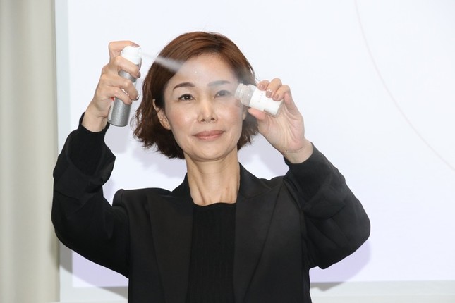 ストレス臭をしみこませた布に「STハーモナージュ香料」を振りかけている様子