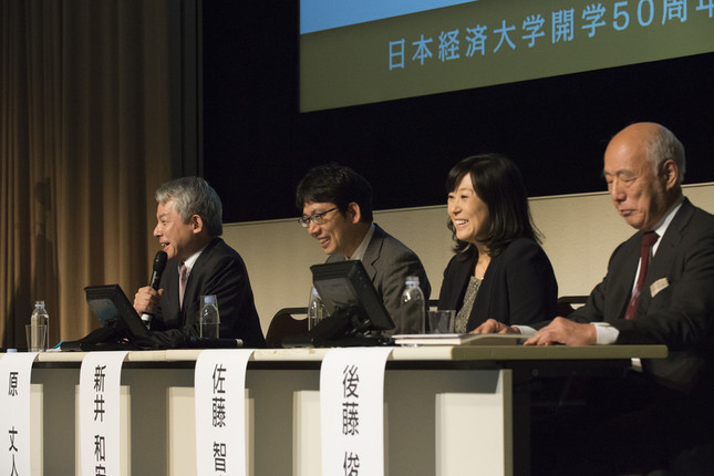 パネリストら4名が討論