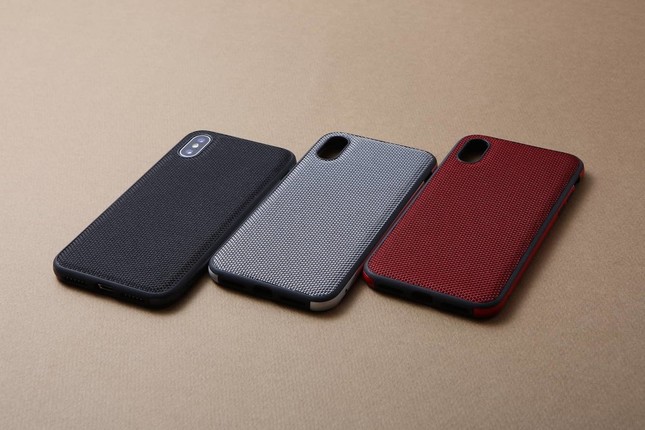 端末の形状に合わせた丸みのあるサイドデザイン　3つのカラバリ