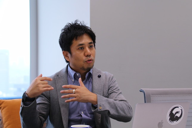 インタビュー中の長谷川代表