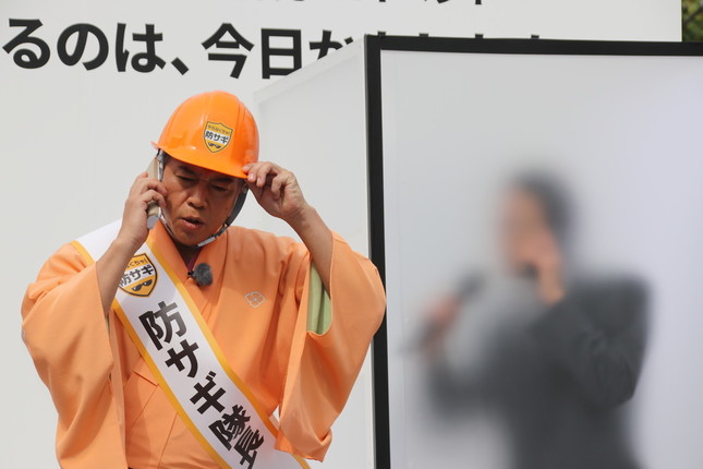 還付金詐欺がテーマの寸劇で被害者役を演じる林家たい平さん 