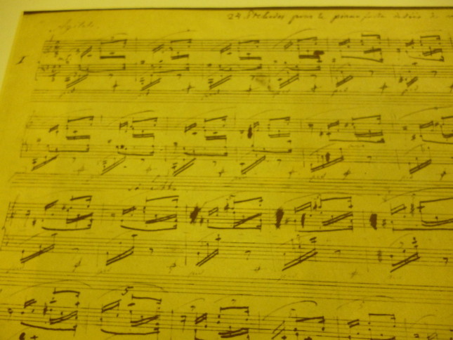 「前奏曲　Op.28-1」の自筆譜。『ピアノフォルテのための24の前奏曲』というタイトルと、献呈者への記述が書かれている