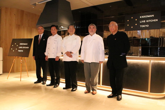 左から、キッコーマン代表取締役社長の堀切氏、シェフの脇屋氏、村田氏、三國氏、アドバイザーで学校法人服部学園理事長の服部氏