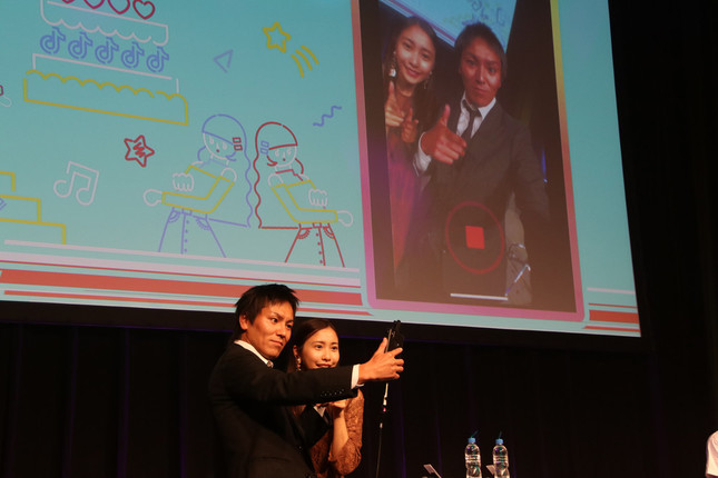 佐野さんと狩野さんが、その場でTikTokの撮影に挑戦