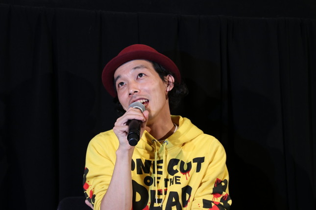 質問に答える上田監督