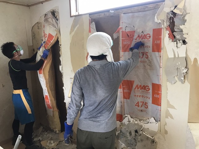 真備町で行われている、壁の断熱材撤去作業の様子（写真提供：ピースボート災害ボランティアセンター）