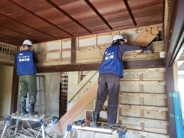 壁の清掃作業（写真提供：ピースボート災害ボランティアセンター）