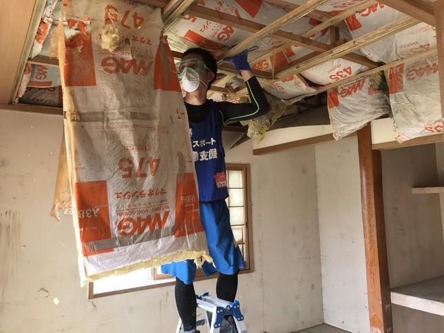 天井の断熱材撤去作業も行われる（写真提供：ピースボート災害ボランティアセンター）