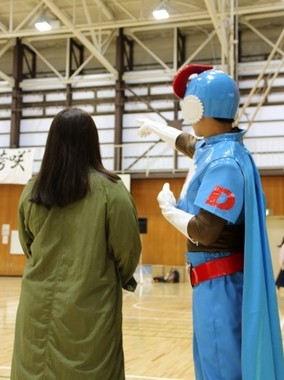 リポビタンDを誇咲へ贈った2人が演舞を見守る