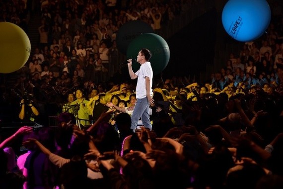 横浜アリーナで行われた「Kazumasa　Oda　Tour2018　ENCORE」で歌う小田和正（（C）菊地英二）