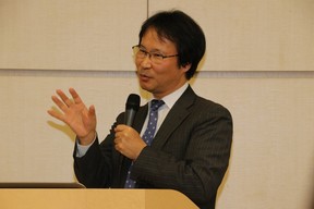 講演を行う女子栄養大学栄養生理学研究室の教授・上西一弘氏