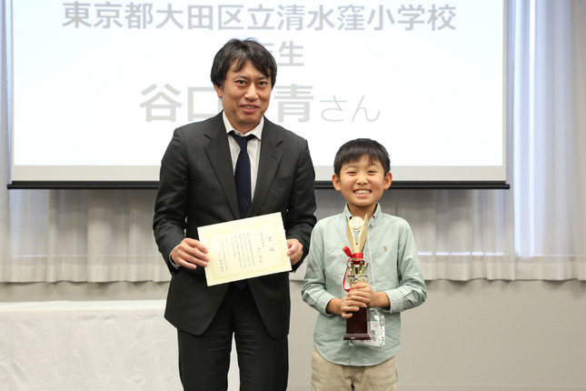 （左から）樫尾俊雄記念財団の樫尾隆司理事長、「樫尾俊雄賞」を受賞した谷口青さん