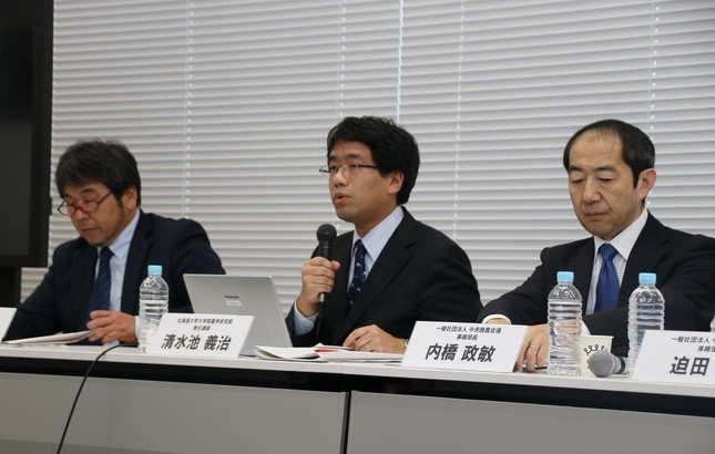 （左から）加茂牧場の加茂太郎代表取締役、北海道大学大学院農学研究院の清水池義治専任講師、中央酪農会議の内橋政敏事務局長