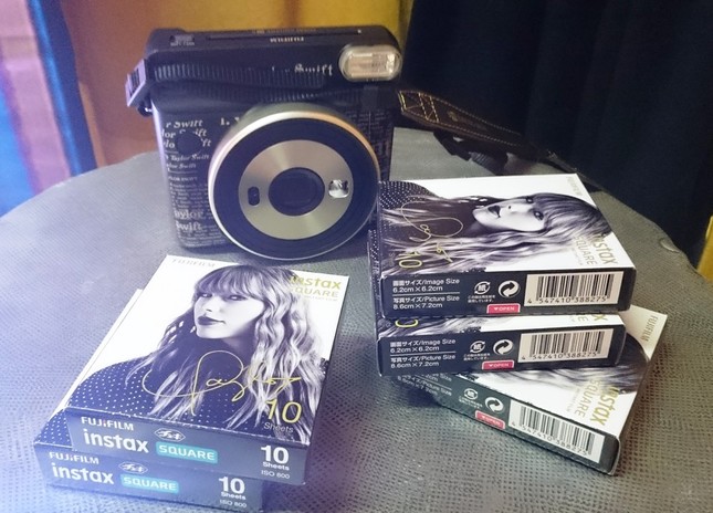 記者との撮影はテイラーさんがデザインしたチェキ「instax SQUARE SQ6 Taylor Swift Edition 」で行われた