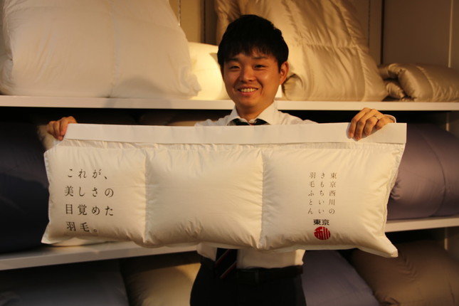 中吊り広告の制作経緯について語ってくれた杉浦真也さん