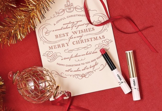 星のラメを閉じ込めたクリスマス限定の特別な赤リップ
