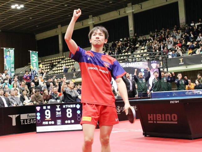 丹羽選手が勝利のガッツポーズ