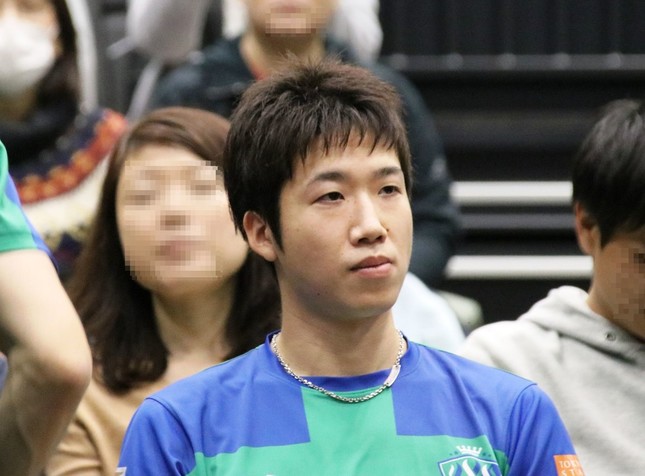 ベンチで悔しそうな表情を浮かべる水谷選手