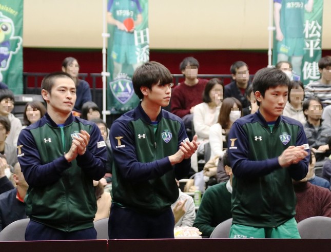 1プレーごとにチームメイトへ声援を送るベンチの選手