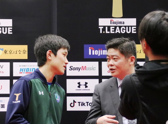 中国出身の邱建新（チュウ・ジェンシン）監督の通訳を務める張本選手