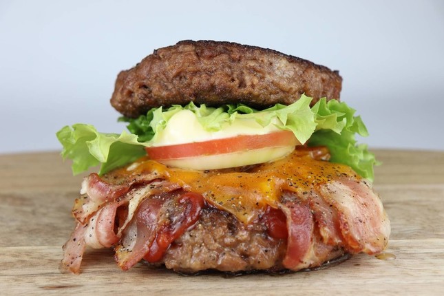 パンの代わりに肉のパティで「肉肉バーガー」