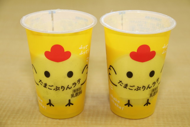 （左から）30回振った「たまごぷりんラテ」、1回も振っていない「たまごぷりんラテ