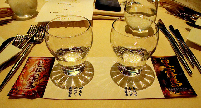 新商品体験会で披露された『虎斑霧島』（左）