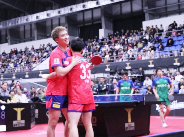 ダブルス（第1マッチ）で、水谷選手・松平健太選手ペア（木下マイスター東京）に2-0で勝利したチョン・ヨンシク選手・平野友樹ペア（T.T彩たま）