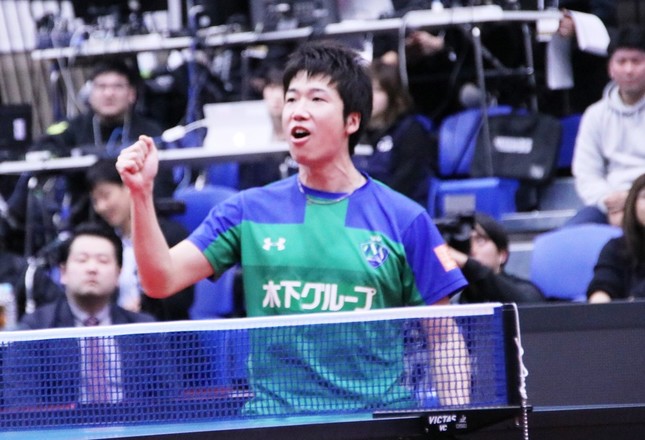 シングルス（第4マッチ）で、水谷隼選手（木下マイスター東京）が岸川聖也選手（T.T彩たま）に3-1で勝利