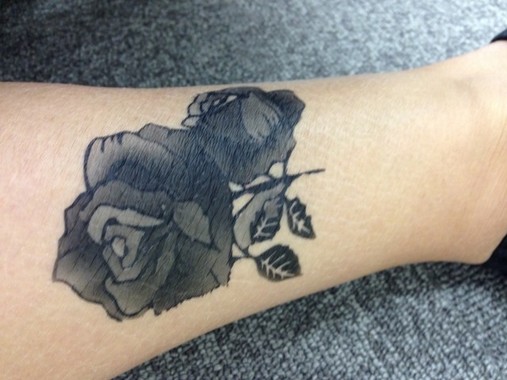 黒く彫られたタトゥー