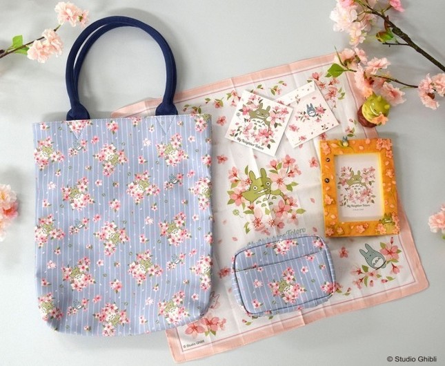 トトロが春の装いに