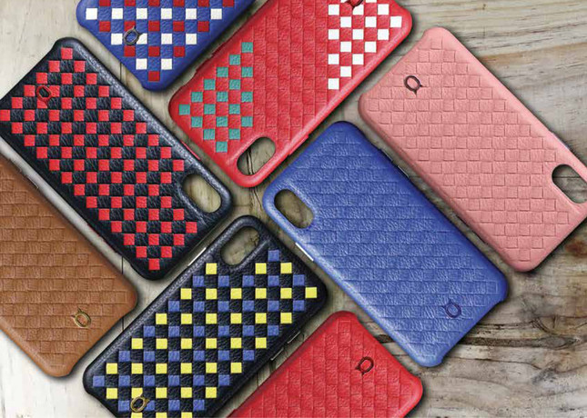 使い込むほど手になじむレザーの風合いを楽しめる