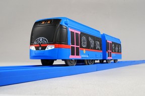 原作の藤子・F・不二雄さんの故郷を走る「ドラえもんトラム」がプラレールに