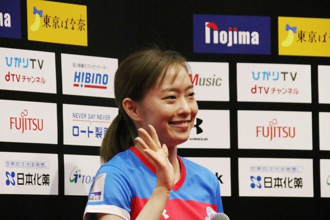 観客に手を振る