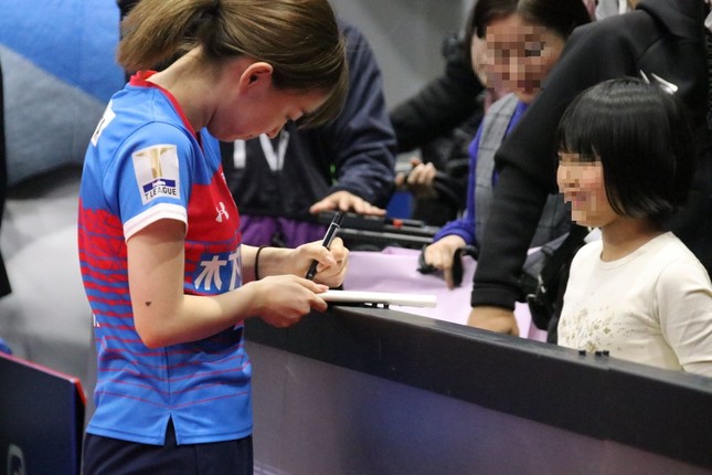 試合後、サインに応じる