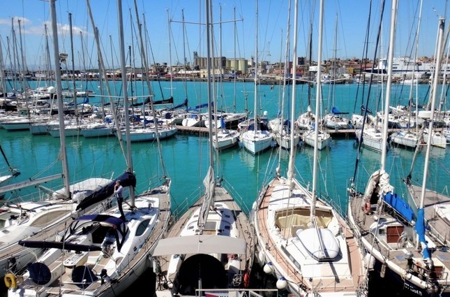 大小の船が並ぶマリーナ。「乗せてもらう人生」も楽ばかりではない＝イタリア・シチリア島で、冨永撮影