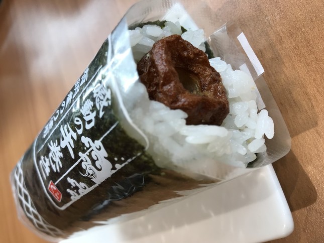 今年、新登場した「なんだこれは！？巻」。「ちくわ」が丸ごと1本入った斬新な巻物だ