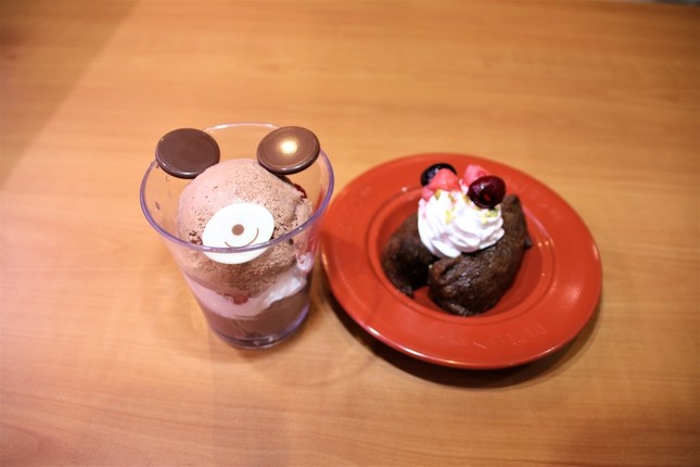 （左から）「チョコっとくまパフェ」、「チョコっといなり」