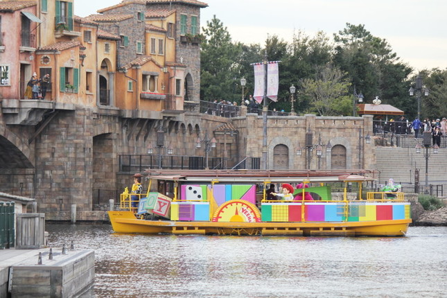 ディズニーシーの水上を走る「ピクサー・パルズ・スチーマー」