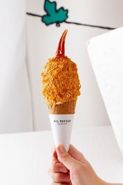 いくらの軍艦巻きとカニクリームコロッケをアイスで再現