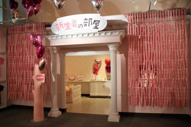 460本の「岩下の新生姜ペンライト」が飾られた「新生姜の部屋」入口