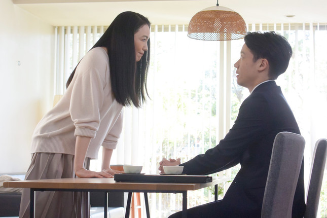 突然、机をバンッ！　思わず