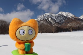 信州の山々の雪景色と公式キャラクター「マイチャン。」