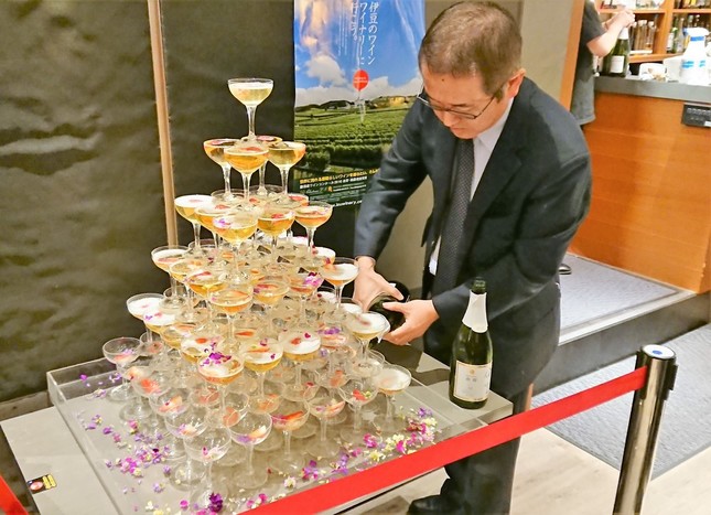 イチゴのシャンパンタワーが登場