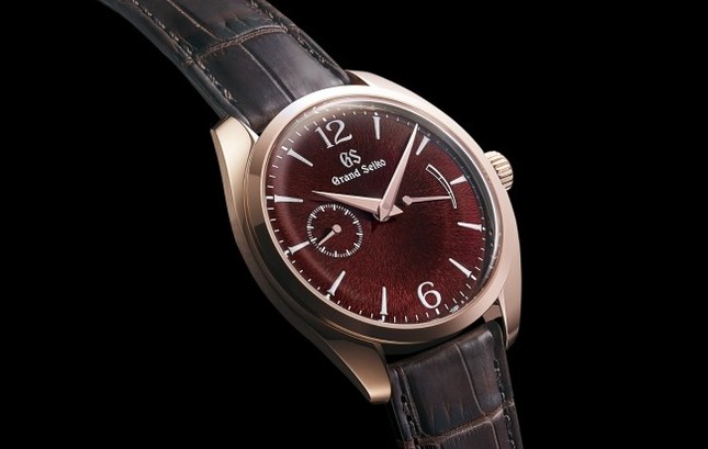 ダイヤルにブランド初の漆芸を採用したモデル登場！
