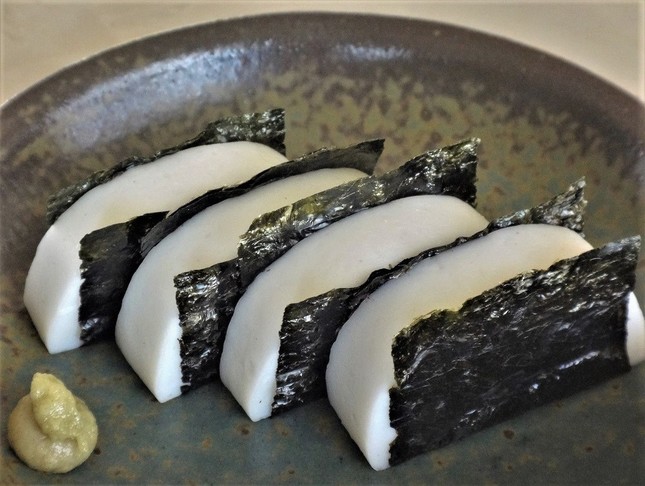 試作した「海苔かまぼこ」。安い品でも見栄えのいい酒肴になります＝冨永写す