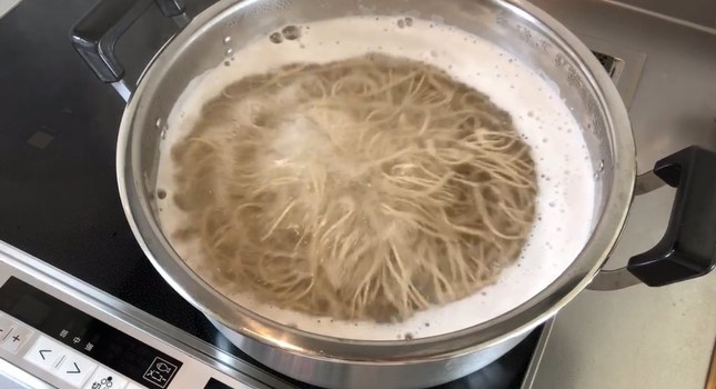 妻有そばの「ゆで動画」を毎日ツイッターに投稿