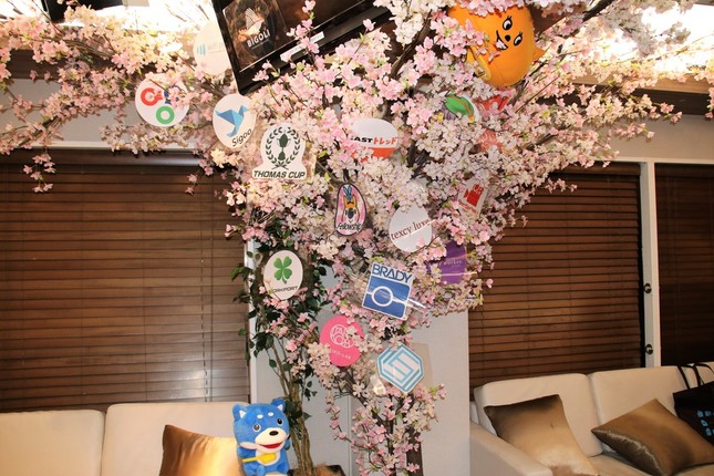 交流会終了後、アカウントお面を桜の木に飾って撮影