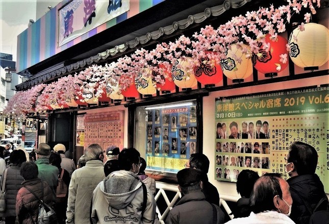 漫才の定席に並ぶ人たち。若手には出番の前後も気になるところだ＝東京・浅草の東洋館で、冨永写す