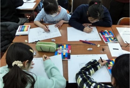 「発明アイディア　ワークショップ」に参加する小学生たち